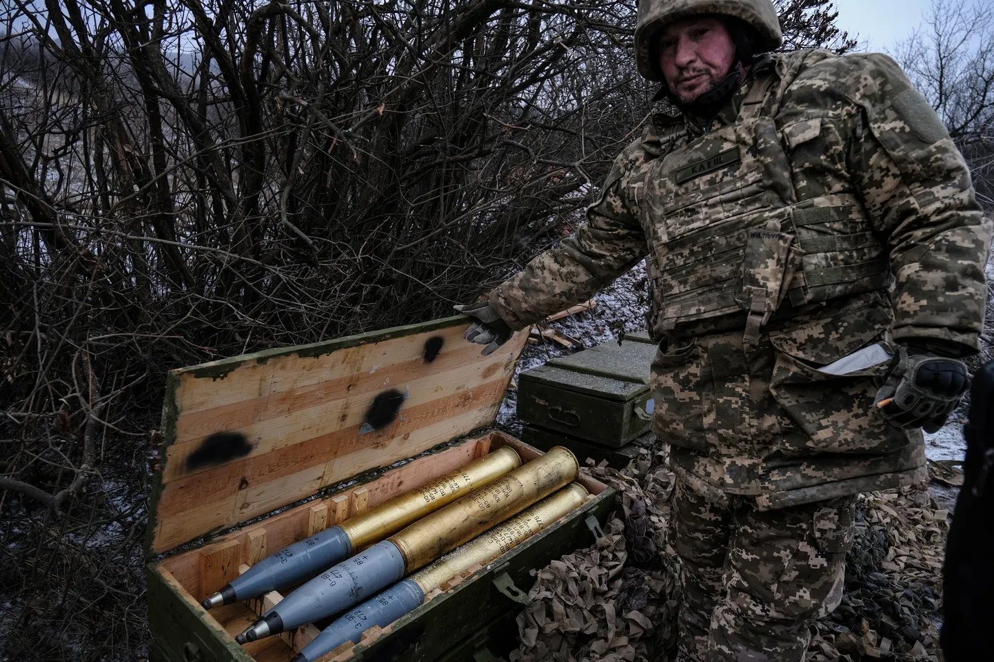 Ukraina sõdur näitab Bahmuti lähistel rindel kastis kasutamist ootavaid suurtükimürske.