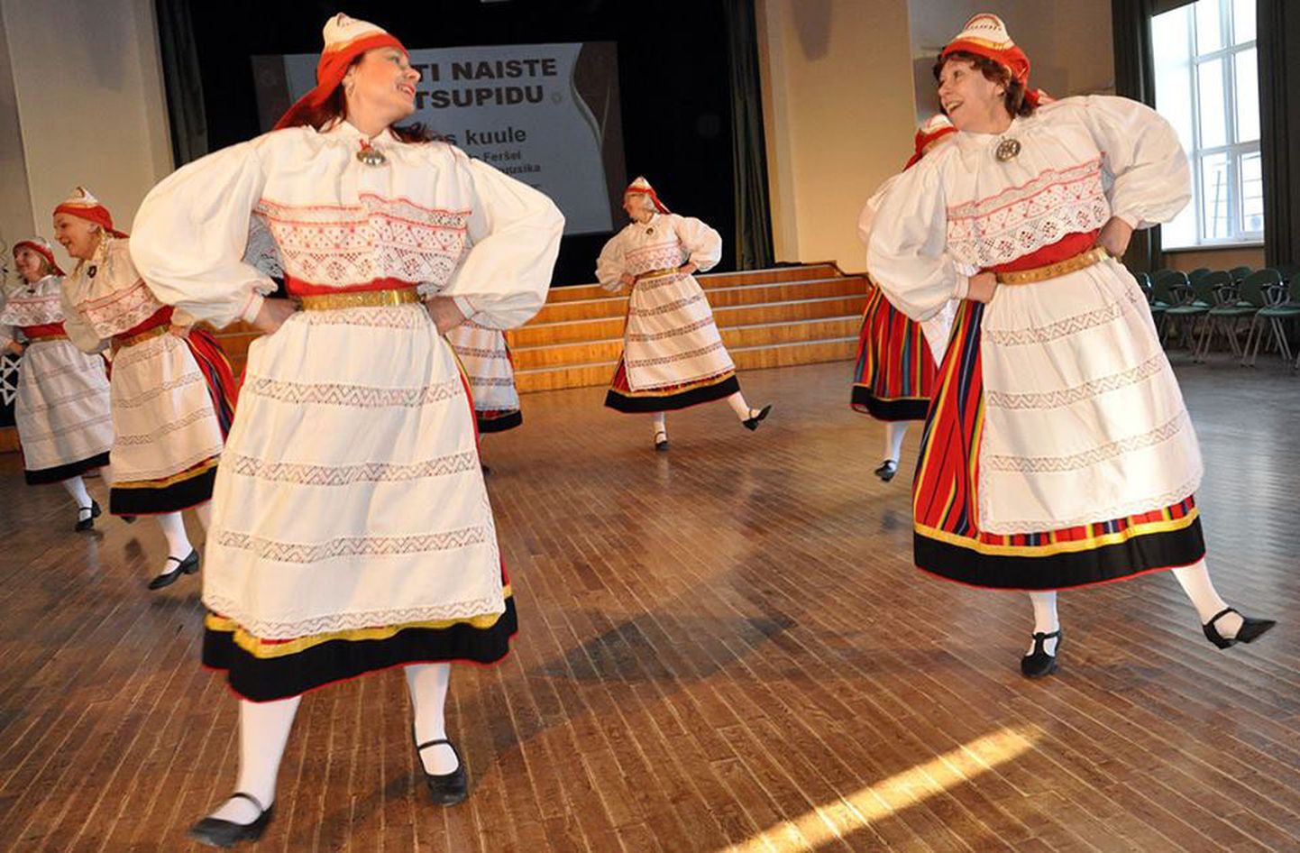 Jõhvi laululava taasavamise ja ühtlasi suve lõpetamise kontserdil astub üles ka kohalik naistantsurühm Gevi.