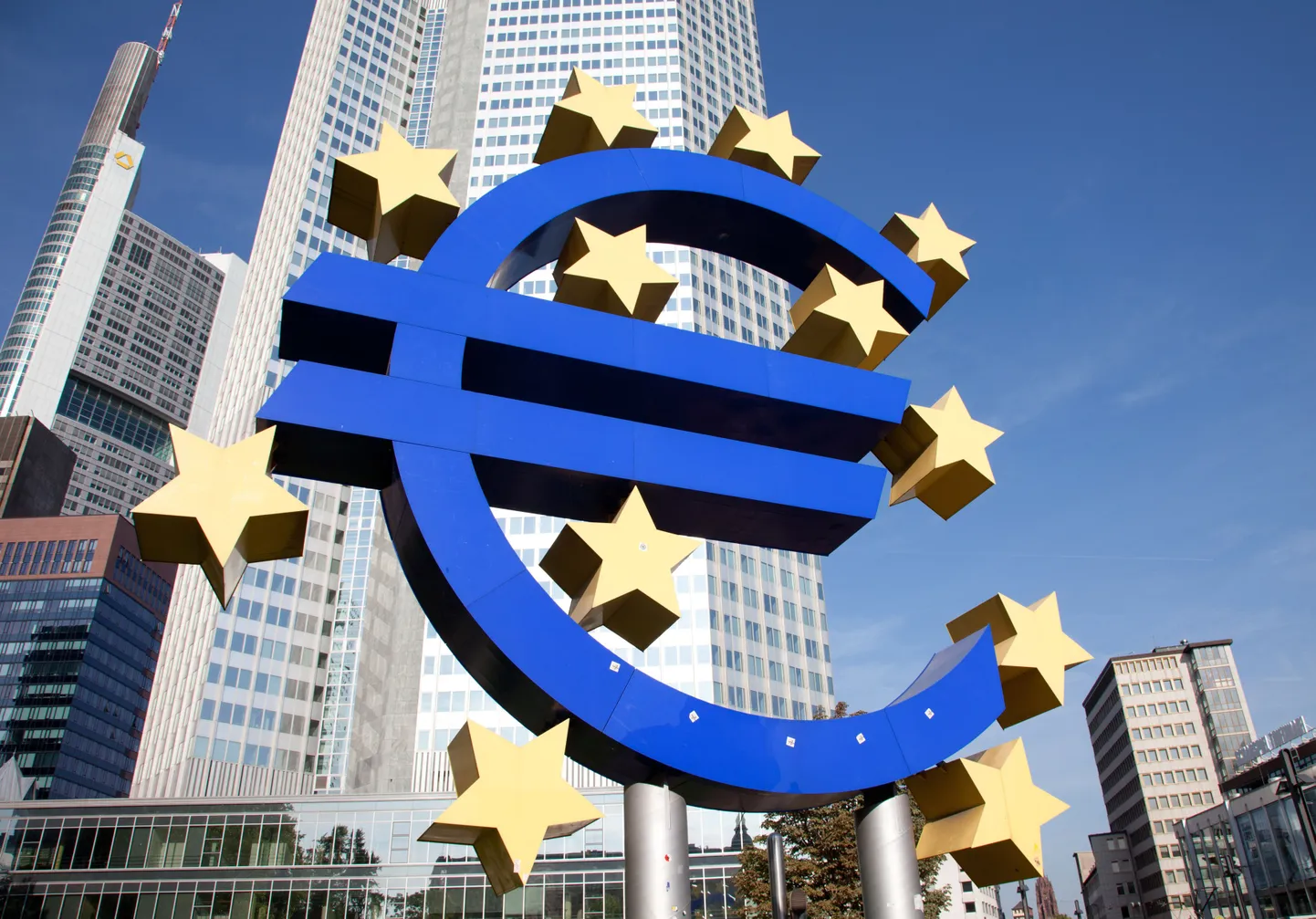 Euro sümbol EKP hoone ees