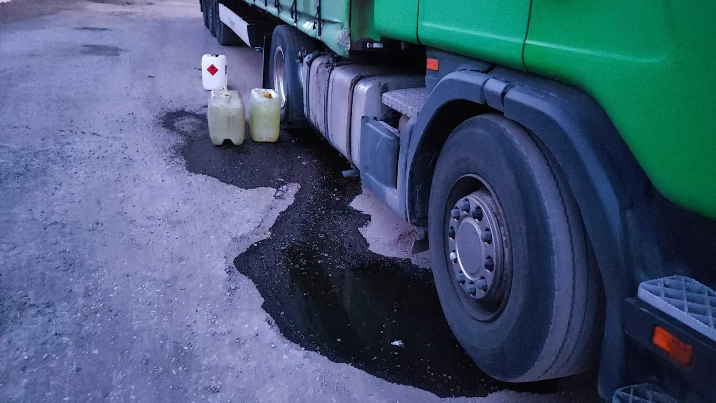 Kütusevargus tänavu maikuus Viru-Nigula alevikus, selle tagajärjel lekkis veoautost teele ligikaudu 20 liitrit kütust.