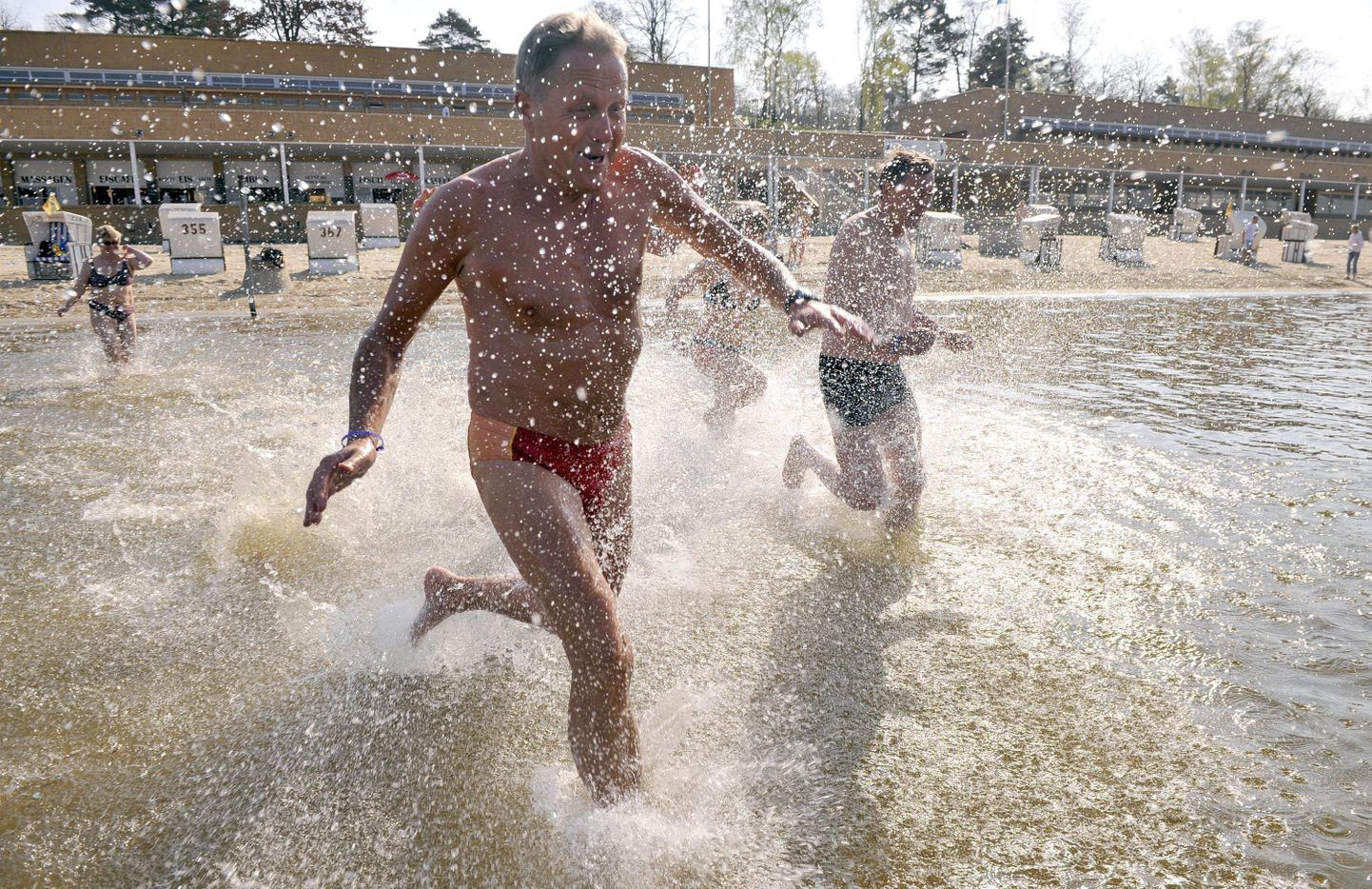 Ujujad Berliini Wannsee järve jooksmas
