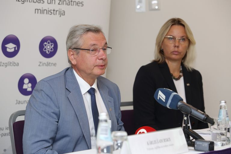 Пресс-конференция министра образования и науки К. Шадурскиса и госсекретаря Л. Леини