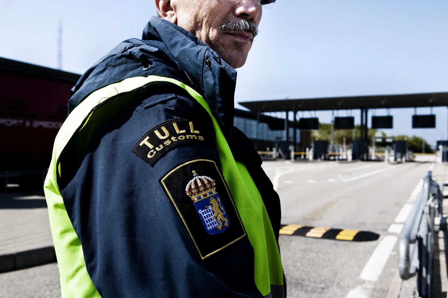 Tolliametnik Taanit Rootsiga ühendava Öresundi silla juures.