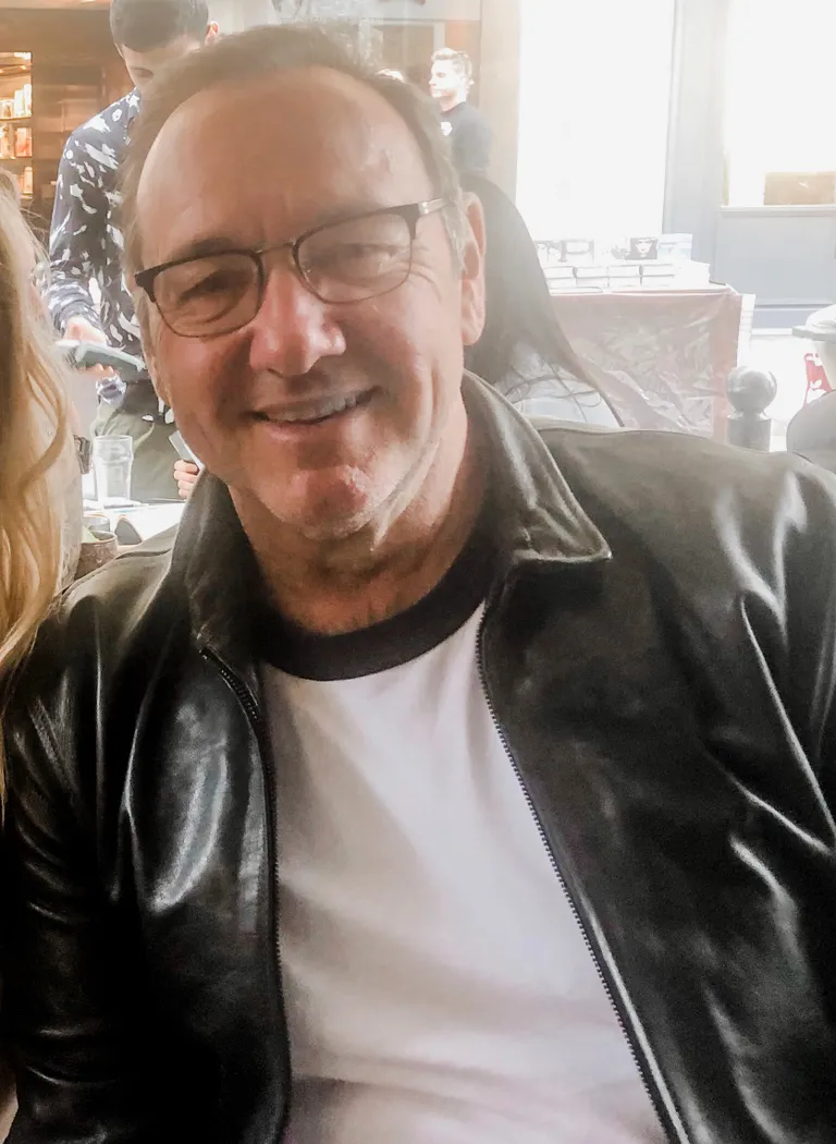 Kevin Spacey poseerimas Pariisi teda jäävustada soovinud ameeriklasest turistile