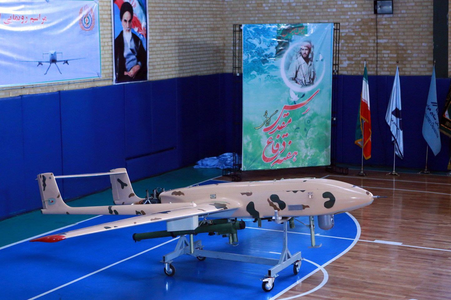 Septembris teatas Iraani kaitseministeerium, et droon sai valmis ning toimus selle pidulik esitlus.