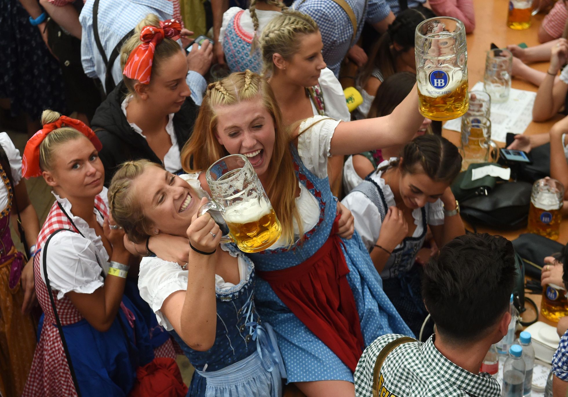 Lõbusad pidulised 2018. aastal Oktoberfestil.