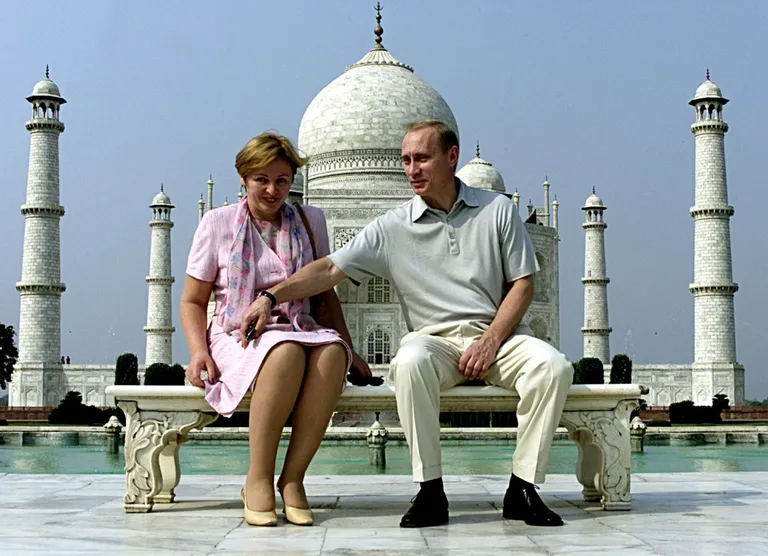 Путин и на тот момент еще жена Людмила на фоне Тадж-Махал в Индии, Октябрь 2000 года