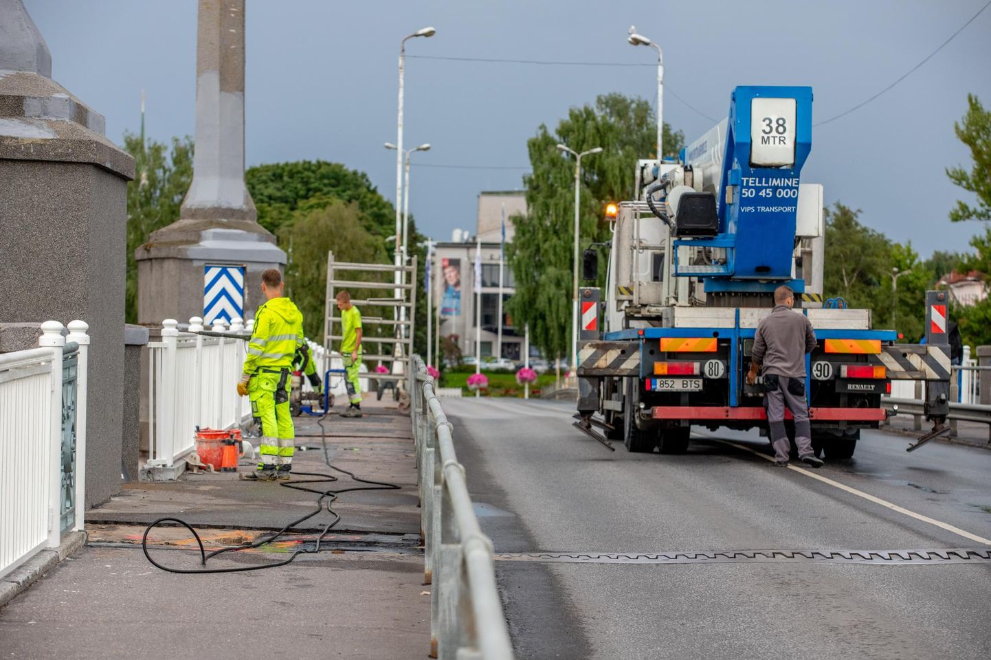 Homme ja kolmapäeva öölgi suletakse Pärnu Kesklinna sild remondi tõttu liikluseks.