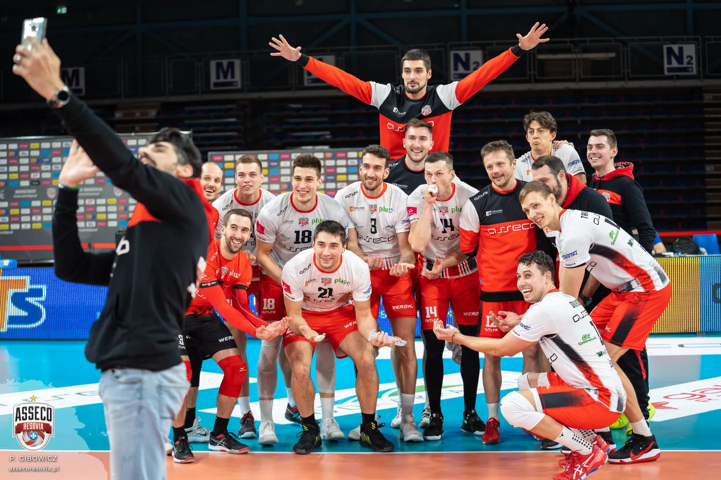 Rzeszówi Resovia mehed poseerimas enne viimast kohtumist. Praegu pole Robert Tähte pildil, sest ta ravib vigastust, kuid arvestades millise hooga poolakad uueks hooajaks meeskonda komplekteerivad, siis peagi võib meie mees ka karmi fakti ette sattuda.