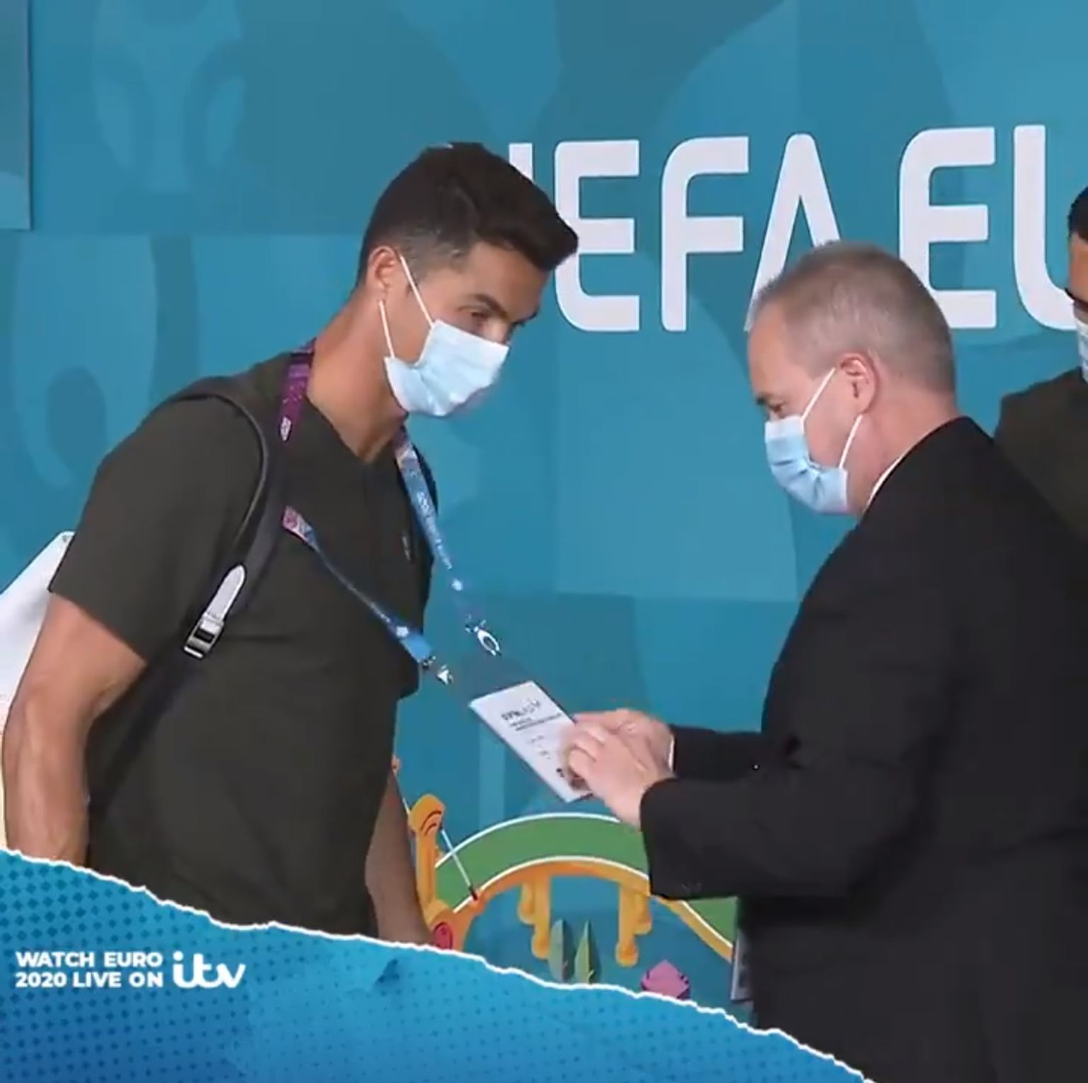 Ungari turvamees kontrollis Cristiano Ronaldo kaelakaarti.