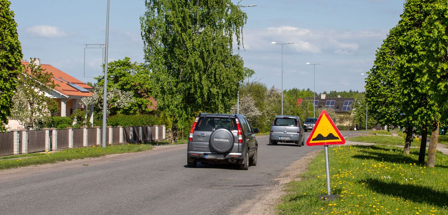 Narva maantee oli taasiseseisvumisjärgses Jõhvis esimene suurem tänav, mis 1990. aastatel põhjalikult renoveeriti, ning tookord võttis omavalitsus selleks esimest korda pangalaenu. Nüüd on tänav taas uuendamisel.