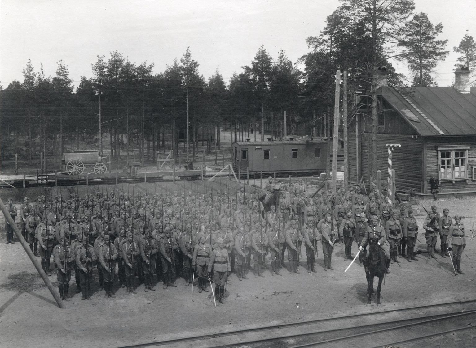 Taani vabatahtlike kompanii enne Eestist lahkumist Pääskülas. Esiplaanil hobusel kompaniiülem kapten Richard Borgelin. 