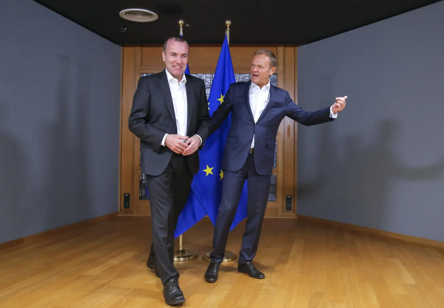 Nii Manfred Weber (vasakul) kui ka Donald Tusk esindavad paremtsentrit ühendavat Euroopa Rahvapartei erakonnaperet. Ülemkogu juhina on Tusk aga töötanud selle nimel, et Weber Euroopa Komisjoni presidendi kandidaadina pardalt tõugata.