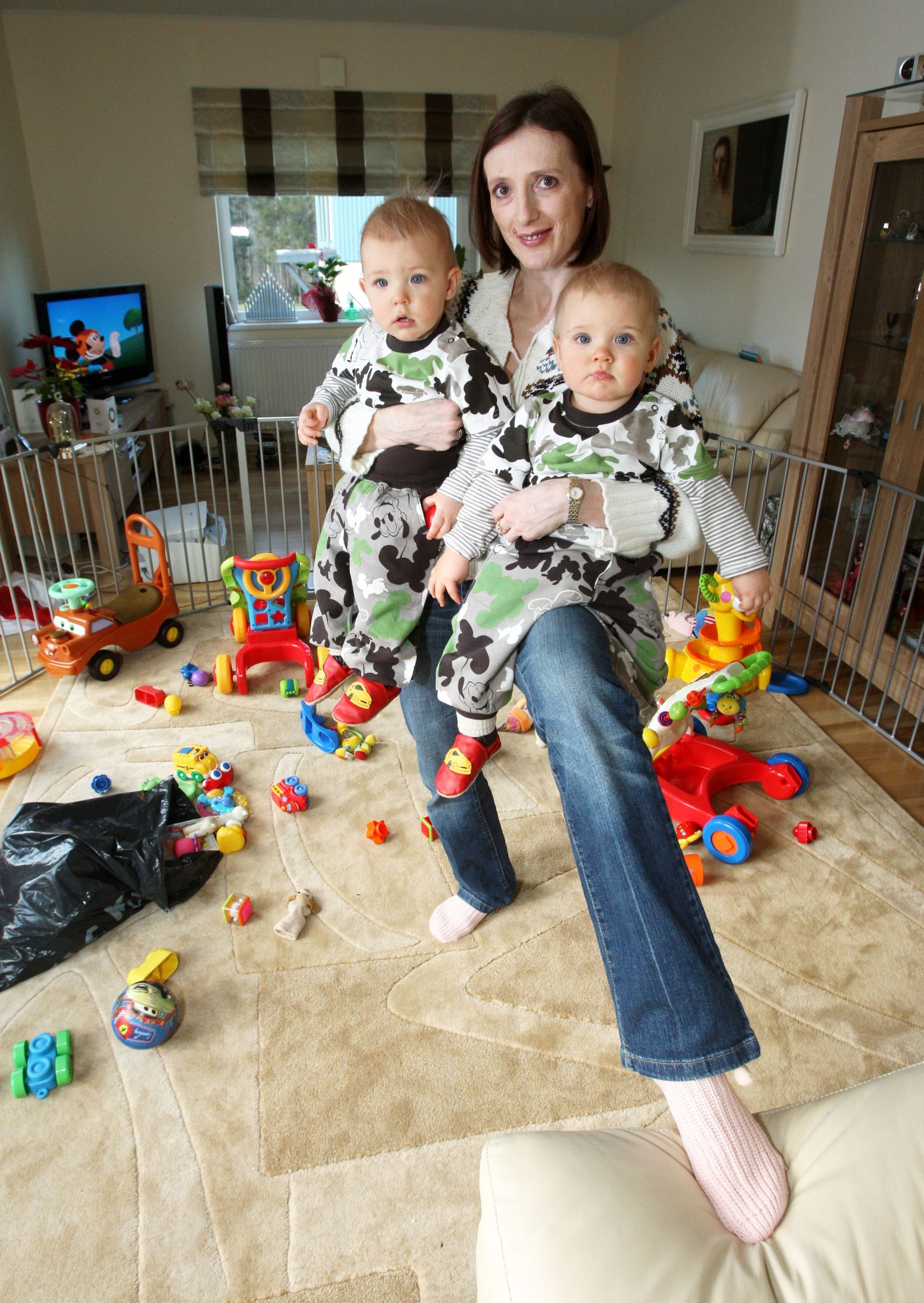 Kaie Kõrb kodus koos laste Raimondi ja Eduardiga, kui kaksikud olid 
1,2-aastased.