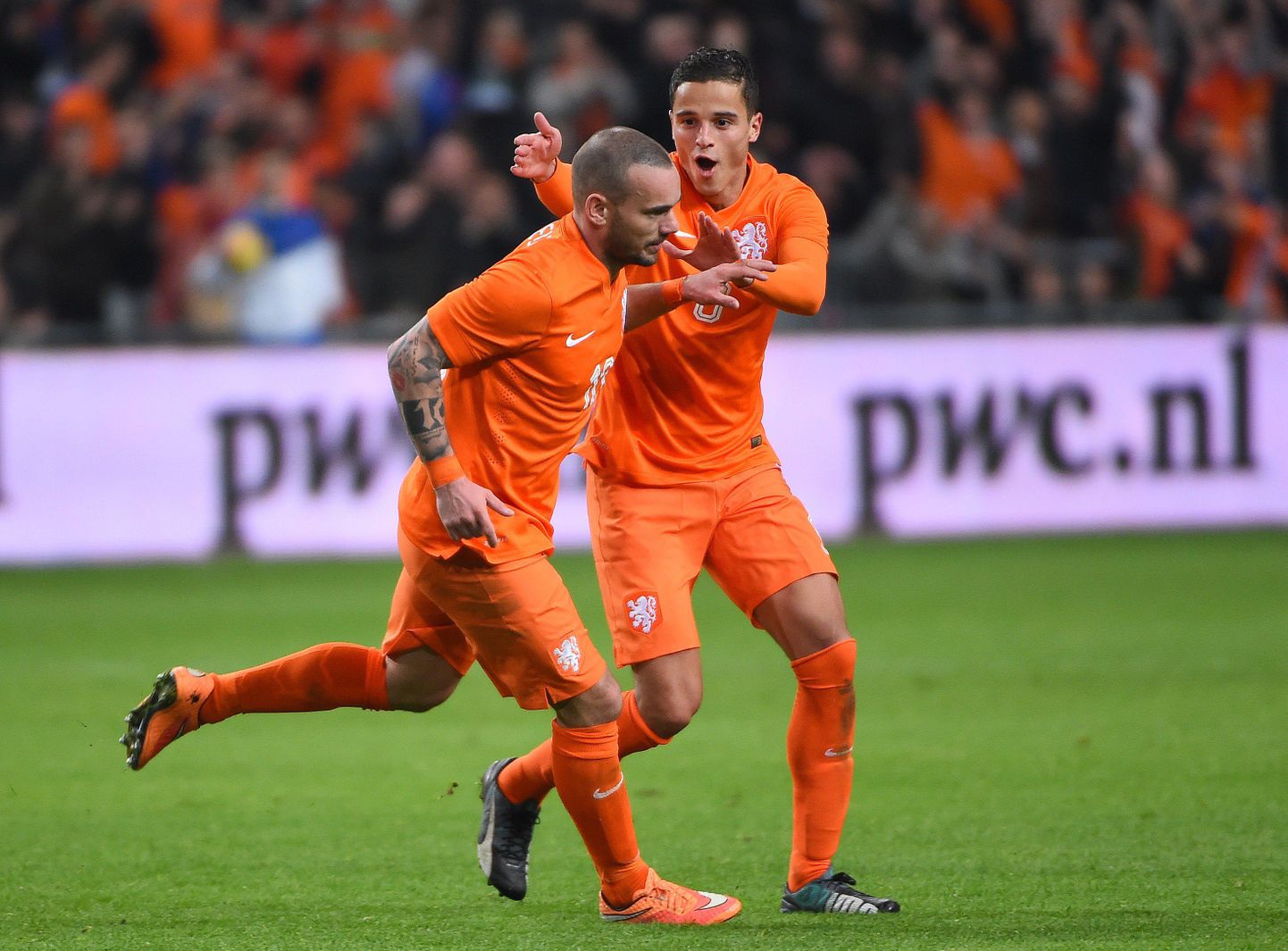 Wesley Sneijder (esiplaanil) väravat tähistamas.