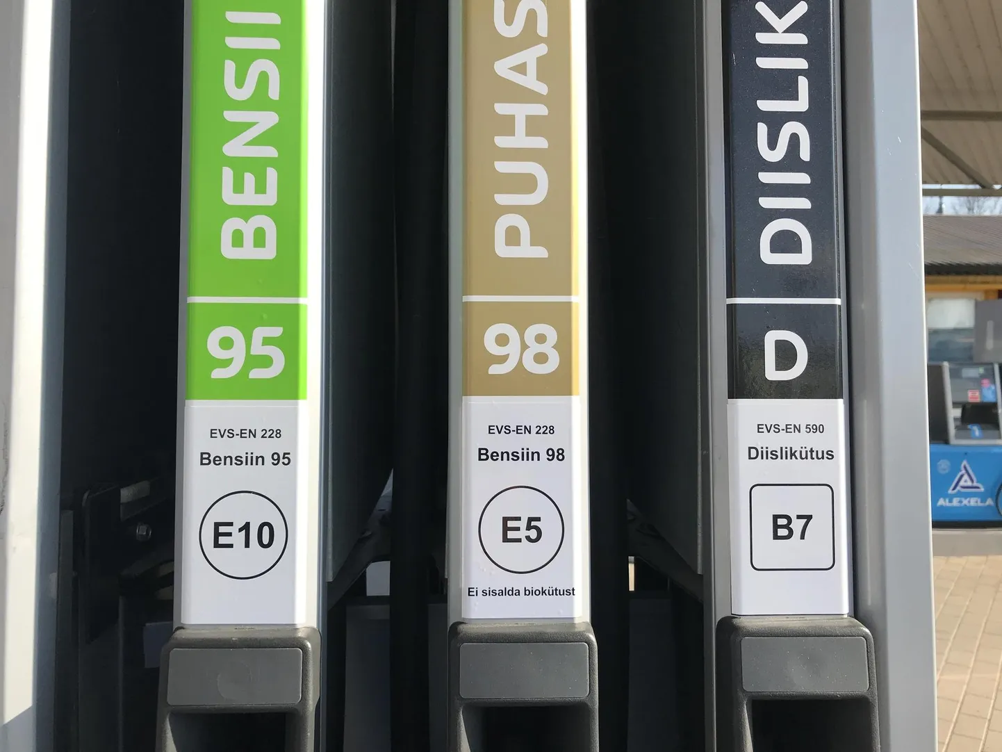Biokütust ehk etanooli sisaldusega mootorikütus kannab tähistust E5 ja E10, mis viitab etanooli sisaldusprotsendile.