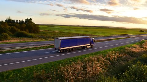 Reaģējot uz smagu avāriju, ASV pārtrauc vīzu izsniegšanu kravas auto vadītājiem