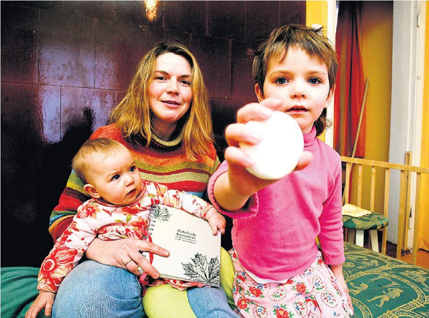 Petronede peres kasutatakse šampooni ja juuksepalsamit seebi kujul, mida Marta uhkelt demonstreerib. Epu süles istub Anna, kes püüab esimesi teadmisi ammutada ema kirjutatud, Eesti esimesest ökoraamatust «Roheliseks kasvamine»..