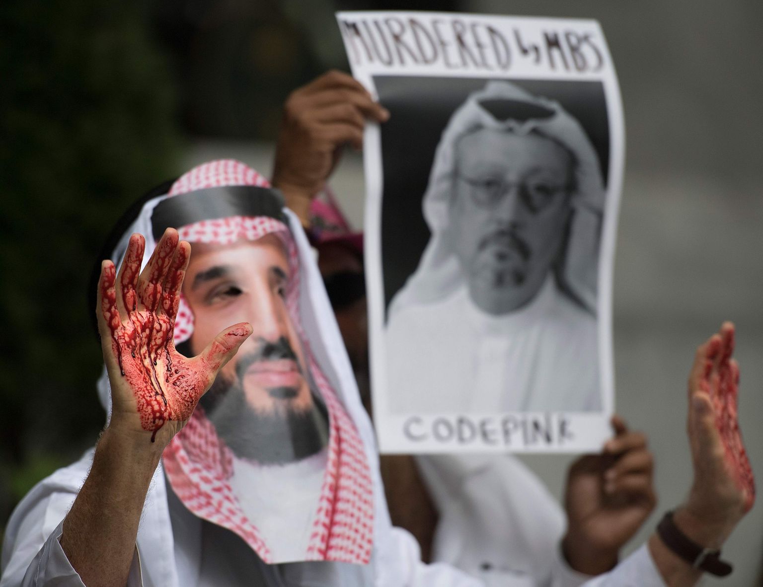 USAs kogunesid kroonprints Mohammed bin Salmaniks riietunud meeleavaldajad Saudi suursaatkonna ette, et nõuda infot ajakirjaniku kadumise kohta.