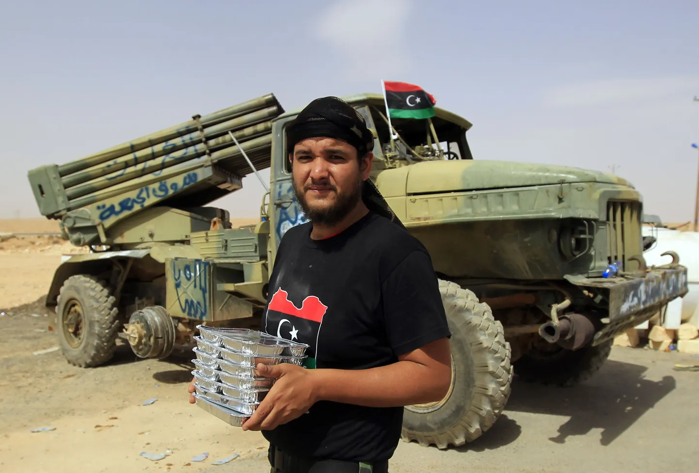 Gaddafi-vastane võitleja Bani Walidi linna lähedal, kus välismaalased väidetavalt kinni võeti.