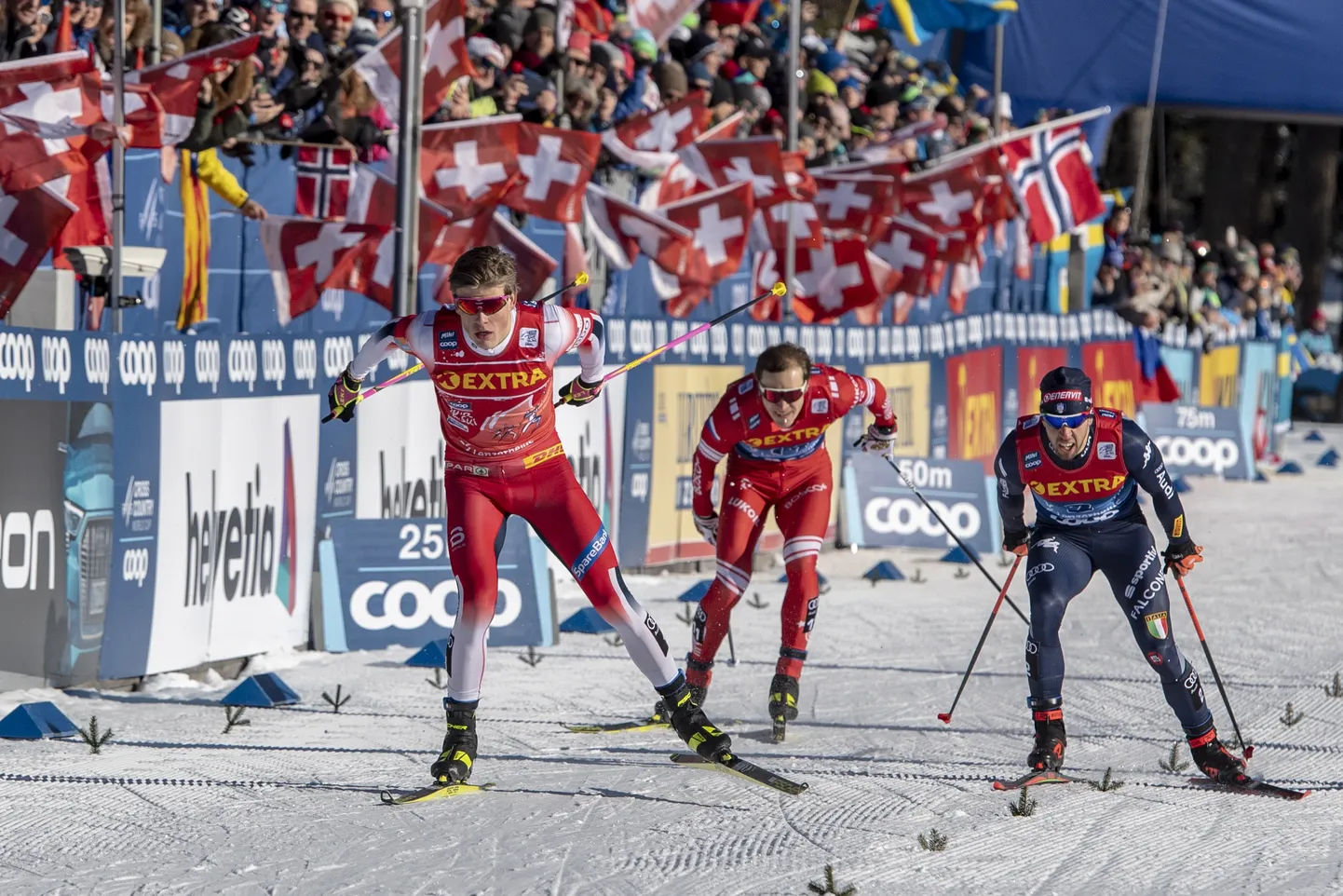 Šveitsis toimunud MK-etapi finišiheitlus norralase Johannes Hösflot Kläbo (vasakul), venelase Gleb Retivõhhi (keskel) ja Federico Pellegrino vahel.