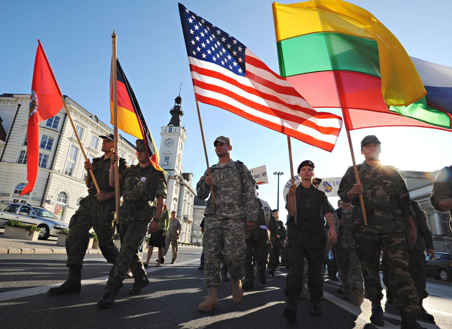 Slovakkia, Saksamaa, USA, Leedu ja Poola sõdurid kandmas oma riigi lippu.