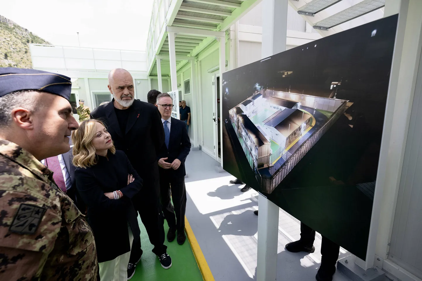 Itaalia peaminister Giorgia Meloni ja Albaania peaminister Edi Rama vaatlemas põgenikekeskuse plaane. 05. juuni 2024.