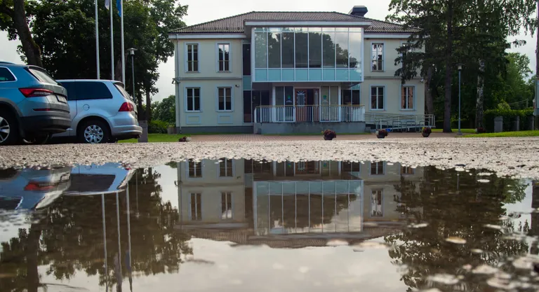 Luunja vallamaja ette maandus tunnike enne näituse avamist suur laadung vihma.