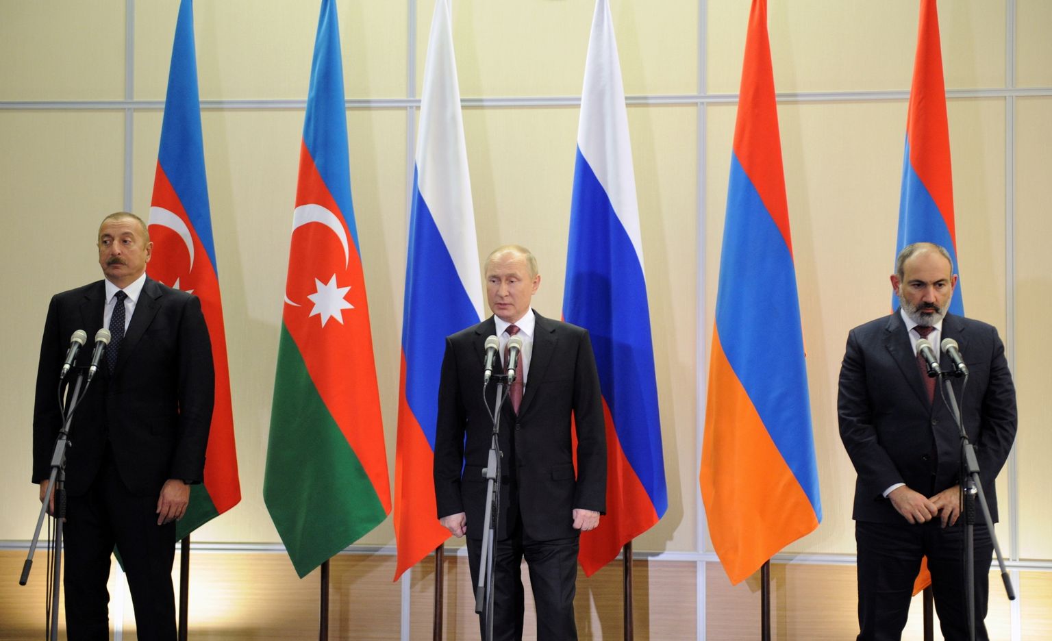 Vasakult Aserbaidžaani president Ilham Alijev, Vene president Vladimir Putin ja Armeenia peaminister Nikol Pašinjan.
