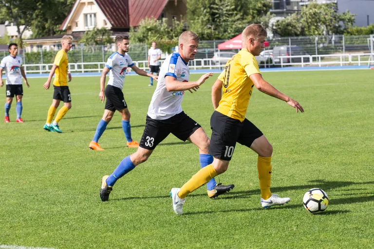 Tallinna Kalev (valge särgiga) ning Pärnu JK Vaprus (kollase särgiga) loodavad eelkõige tippliigasse püsima jääda.