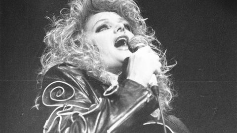 BONNIE TYLER 1951–2026 ⟩ Rokidiiva, kes tiirles oma hittlaulu ümber nagu Kuu ümber Maa
