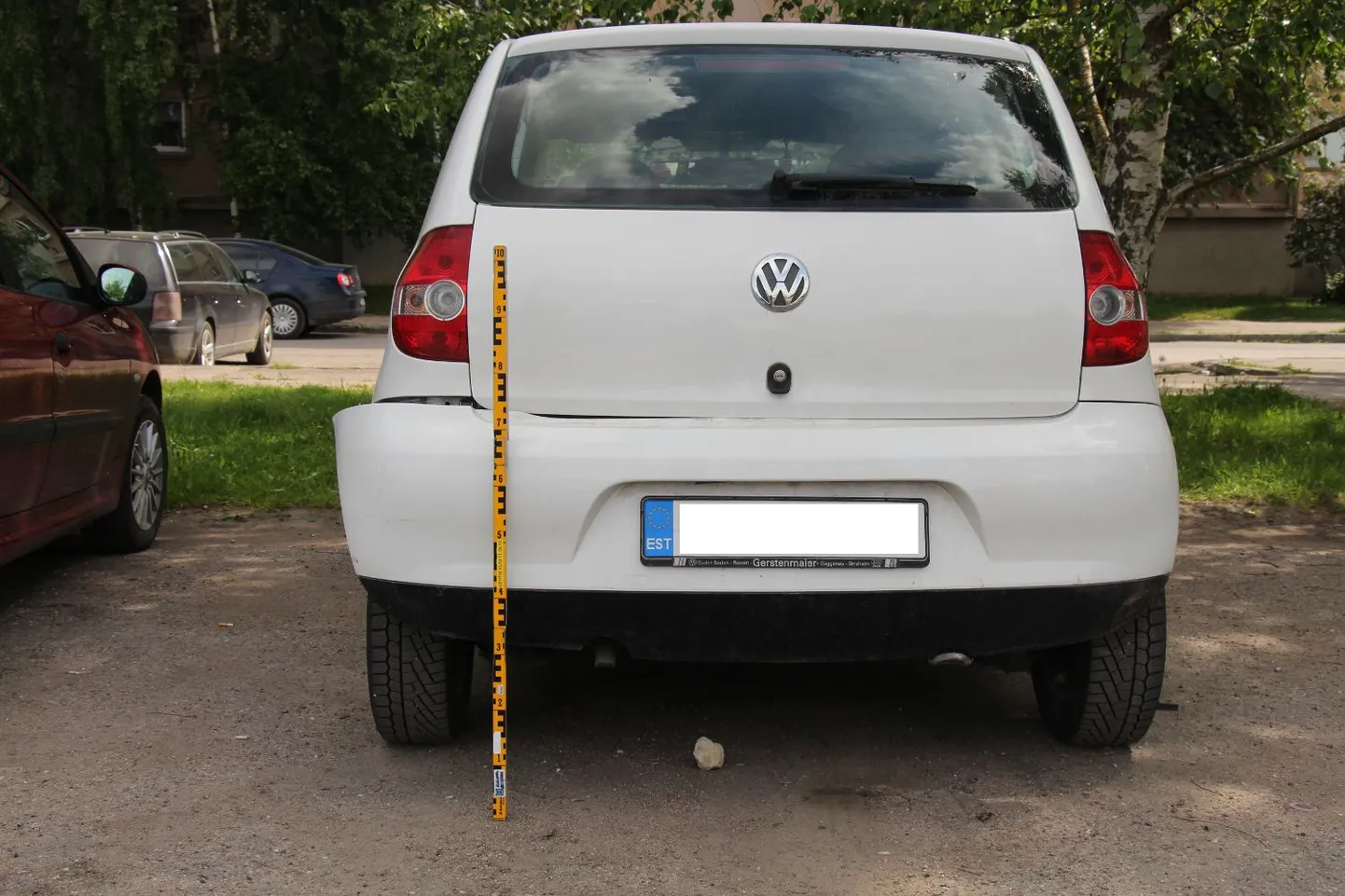 Pühapäeva ennelõunal teatati politseile, et Anne tänava maja number 80 juures on hommiku jooksul otsa sõidetud pargitud valget värvi sõiduautole Volkswagen.