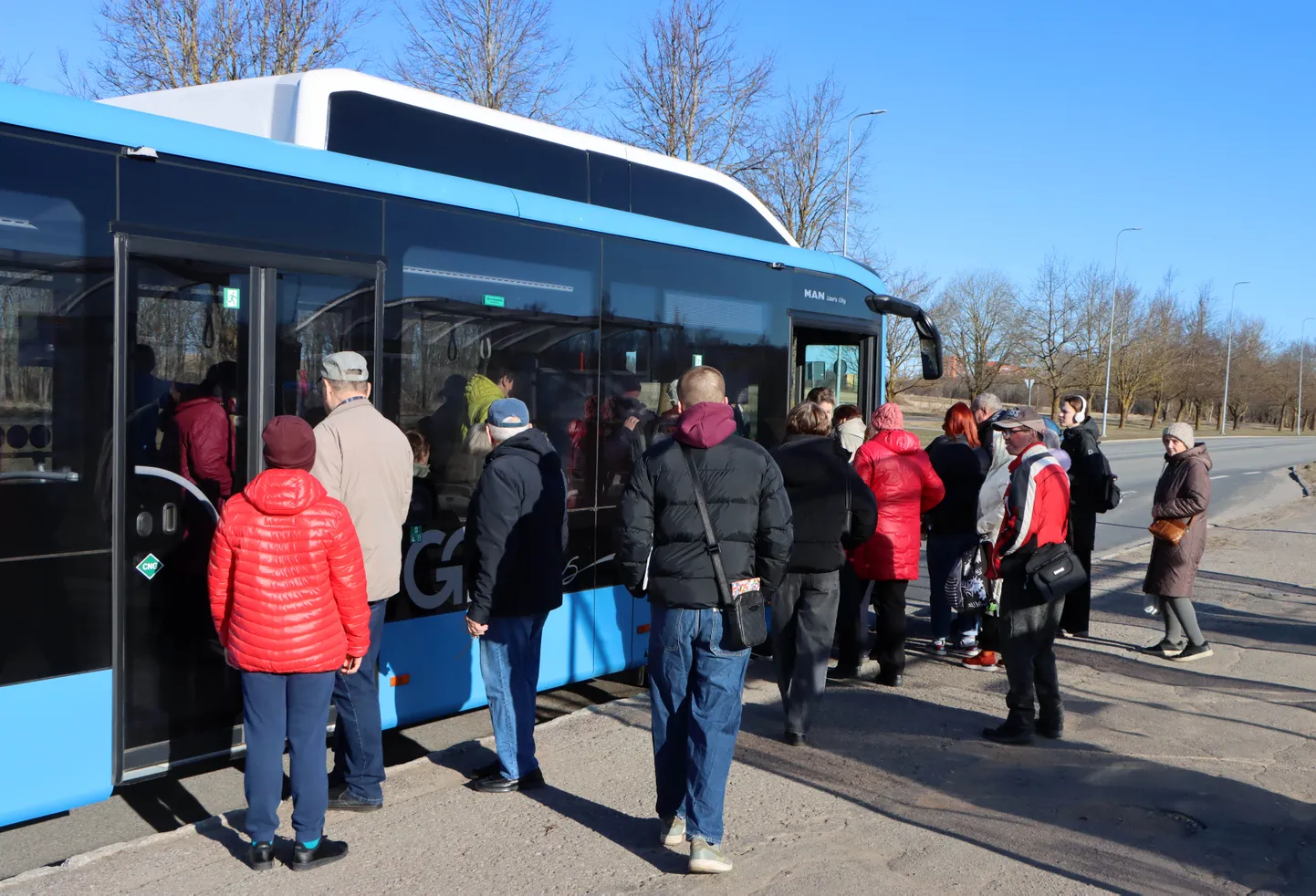 Bussidest pääseb nüüd taas välja ka keskmisest uksest.