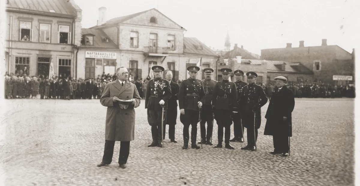 Aastail 1930–1936 Narva linnapeana töötanud Jaan Luts paraadil kõnet pidamas.