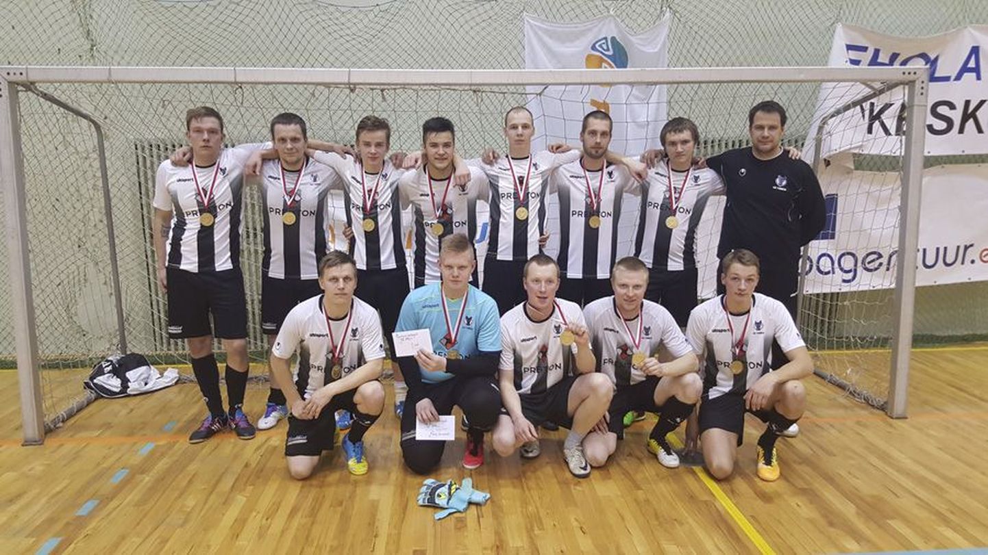 Maakonna saalijalgpalli meistrivõistluste pingeline päev lõppes võidukalt SK Tääksi meestele.