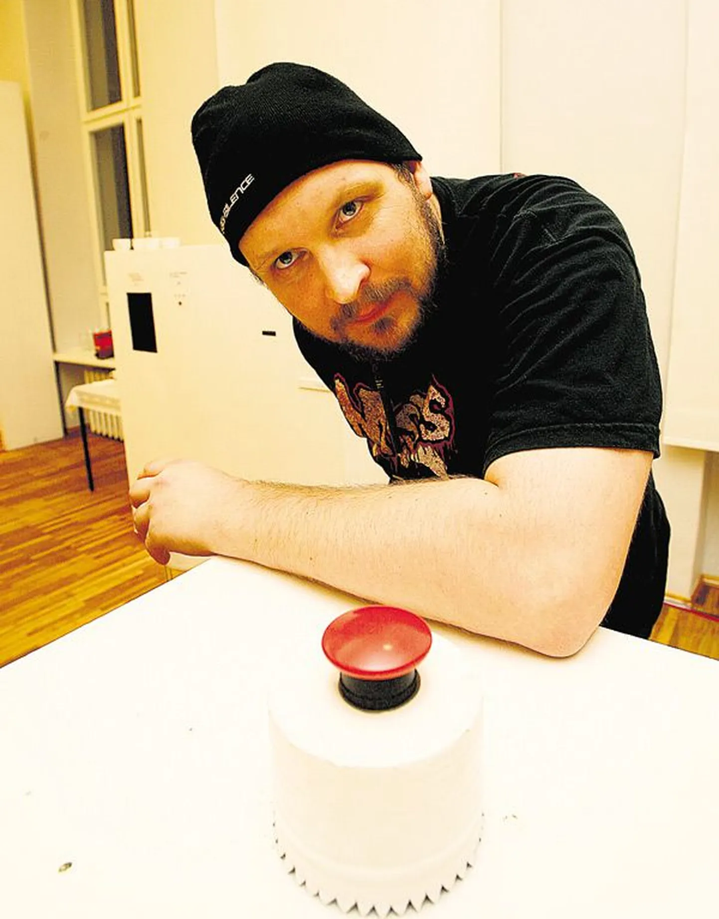 Marco Laimrele meeldivad kunstimajas avatud noorte kunstnike näitusel «Midagi on valesti» kõige enam sellised asjad nagu nupule vajutamised. Tema ees on osa Timo Tootsi interaktiivsest installatsioonist «Don´t».