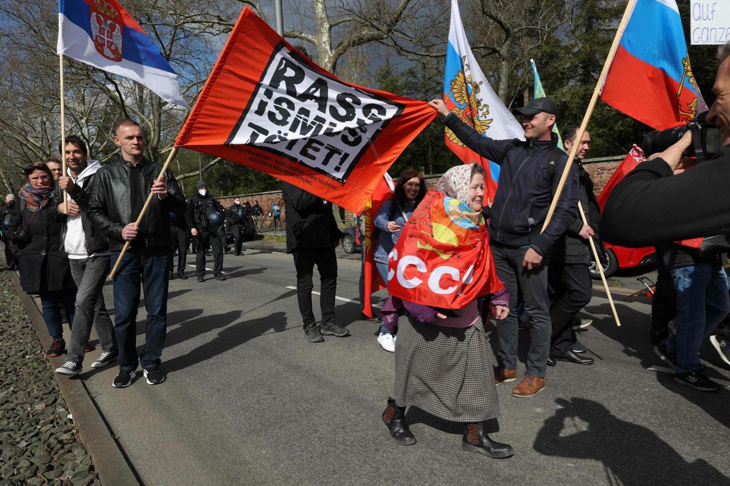 Venemeelne meeleavaldus Maini-äärses Frankfurdis Saksamaal 10. aprillil 2022.