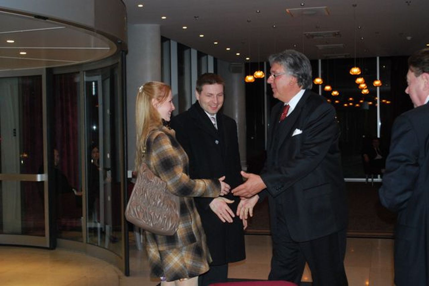 Ungari suursaadik József Vig (paremal, punase lipsuga) tervitab külalisi.