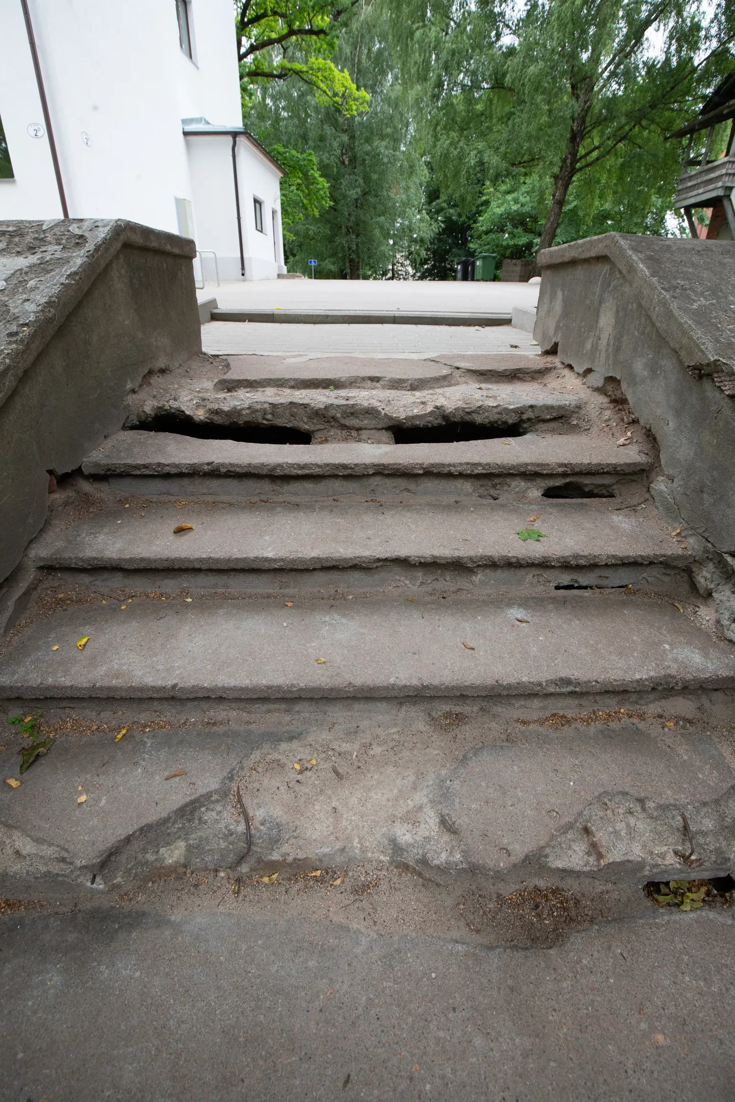 Vallikraavi tänaval asuva laguneva trepi korrashoiu eest vastutab Eesti Noorte Naiste ja Noorte Meeste Kristlike Ühingute Liit.