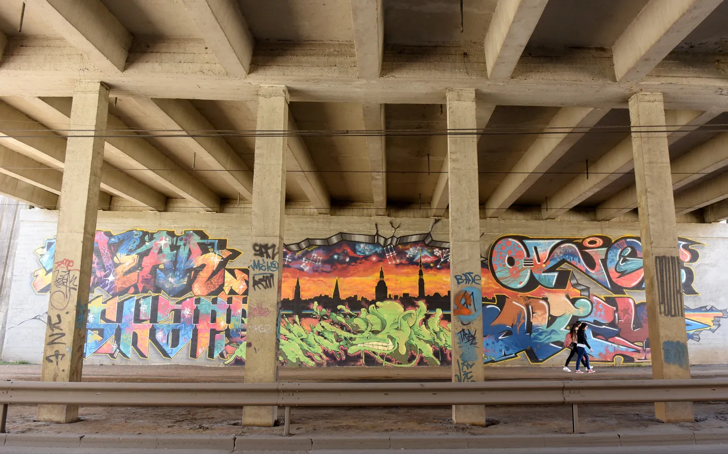 Grafiti uz sienas tunelī zem Salu tilta - Mazā Krasta ielā.