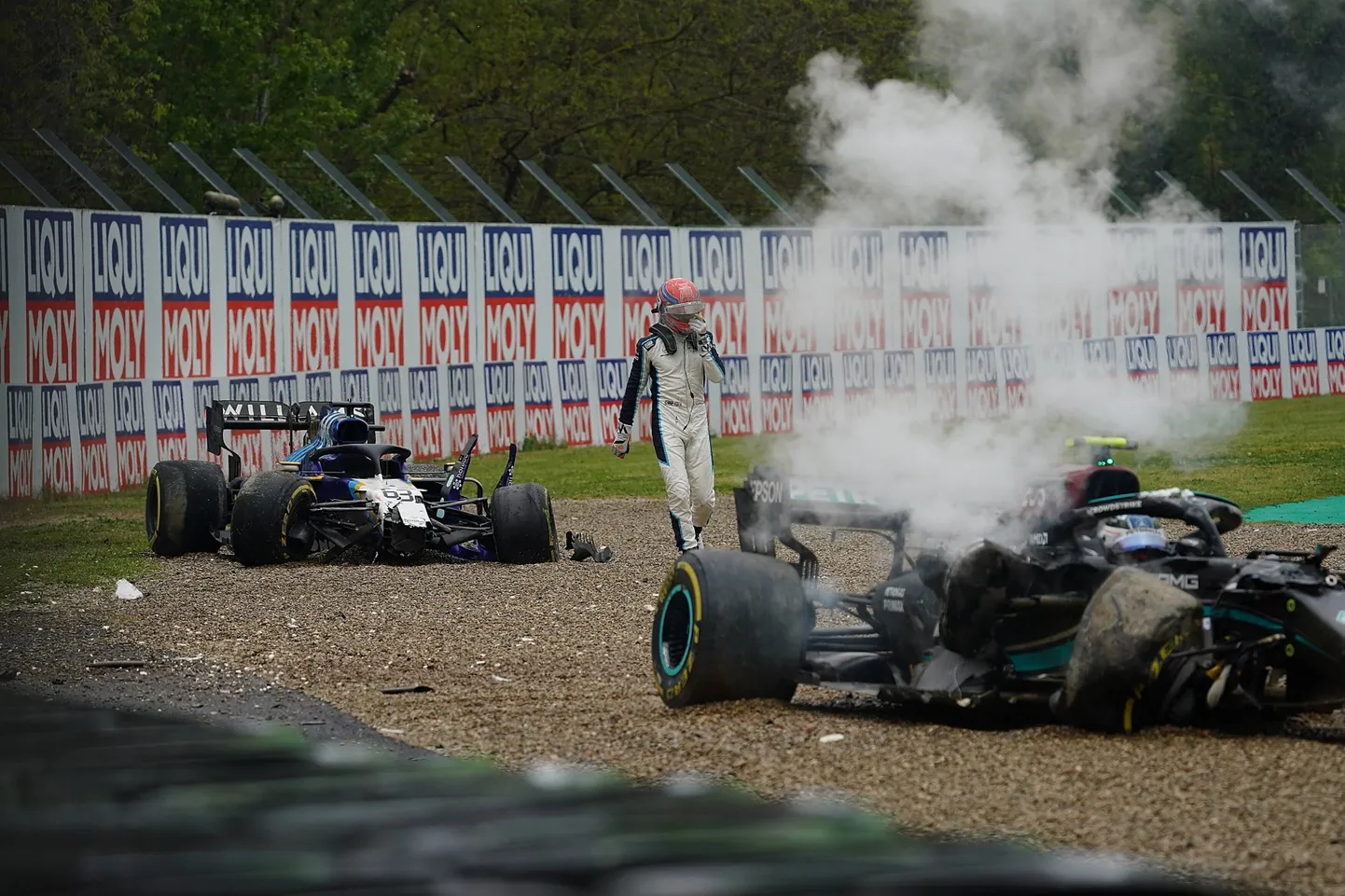 George Russell (valges) tekitas möödunud hooajal kokkupõrke, milles sai kannatada nii tema kui ka Valtteri Bottas.