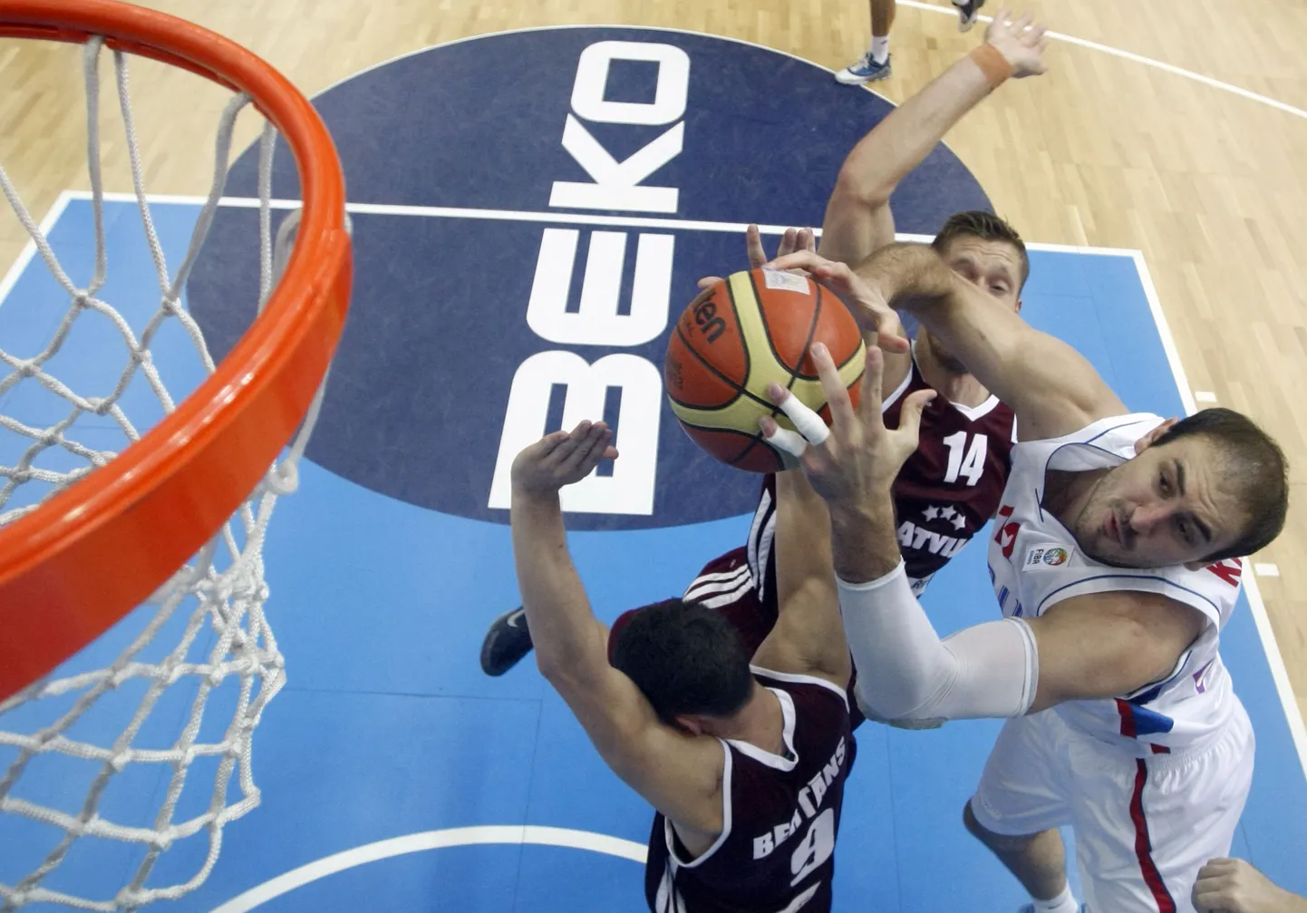 Nenad Krstic (palliga) kohtumises Läti vastu.