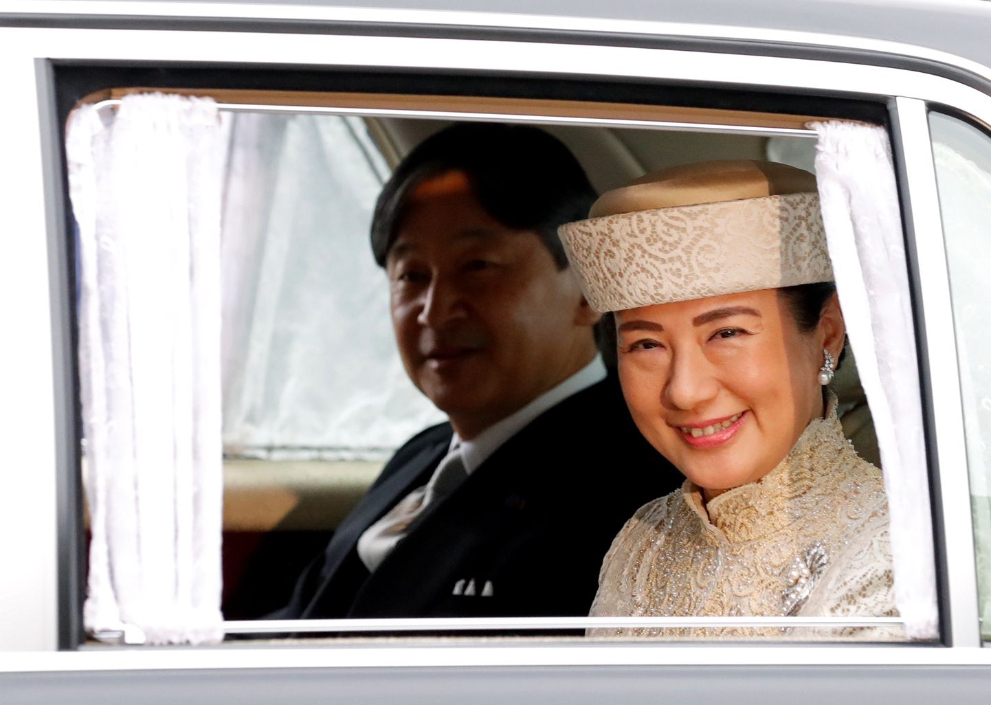 Jaapani kroonprints Naruhito ja kroonprintsess Masako  saabumas 30. aprillil 2019 keiser Akihito tagasiastumise tseremooniale