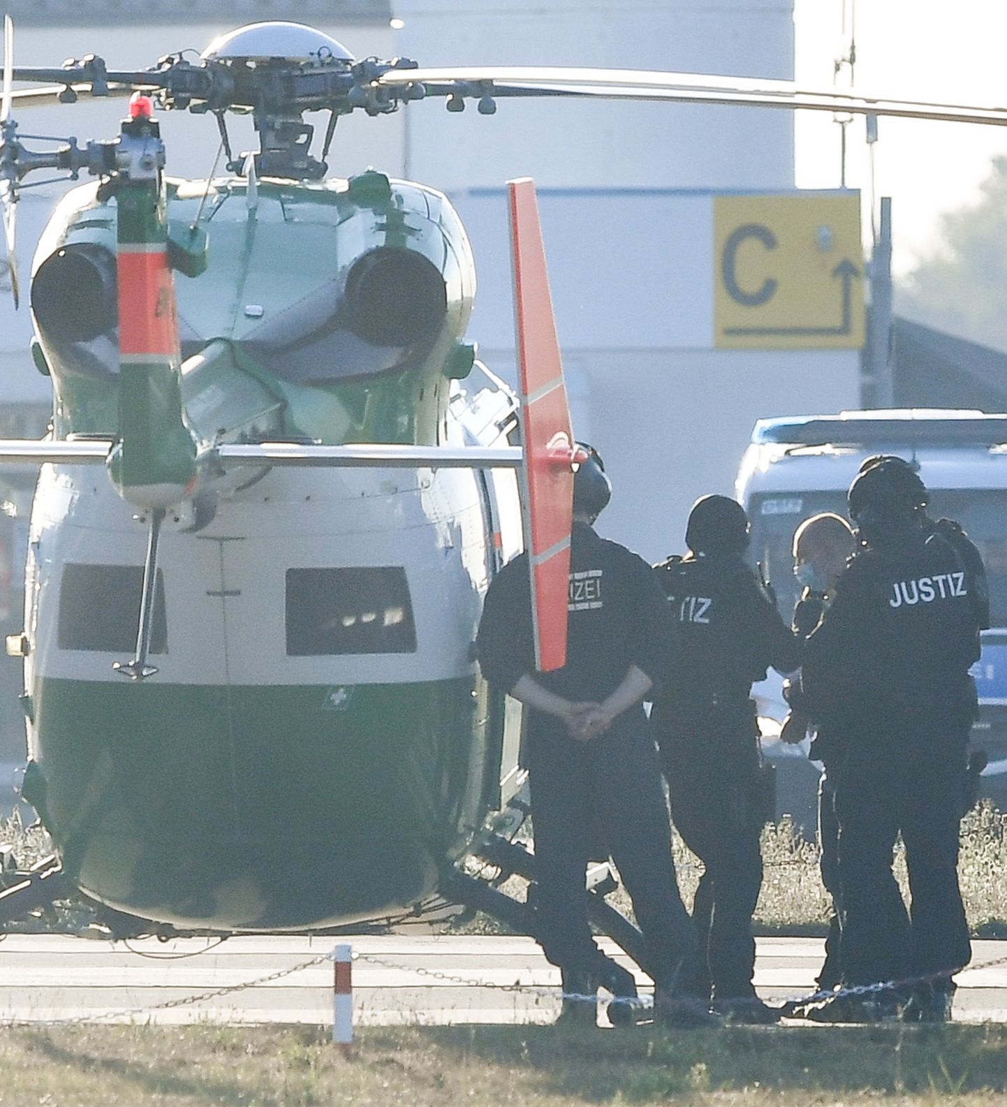 Stephan Balliet toodi 25. augustil kohtusse helikopteri ja autoga. Tema transportimisel osalesid mitmed julgeolekuteenistujad.