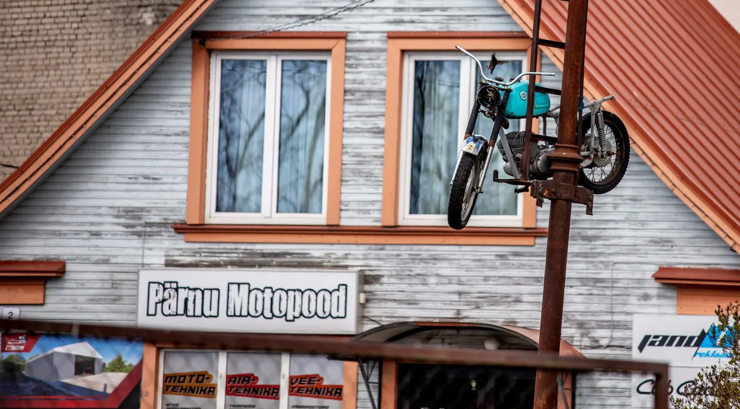Pärnu motopoe juures võib näha huvitavat vaatepilti, kui posti otsas oleva vana mootorratta kütusepaaki on kuldnokk pesa teinud.