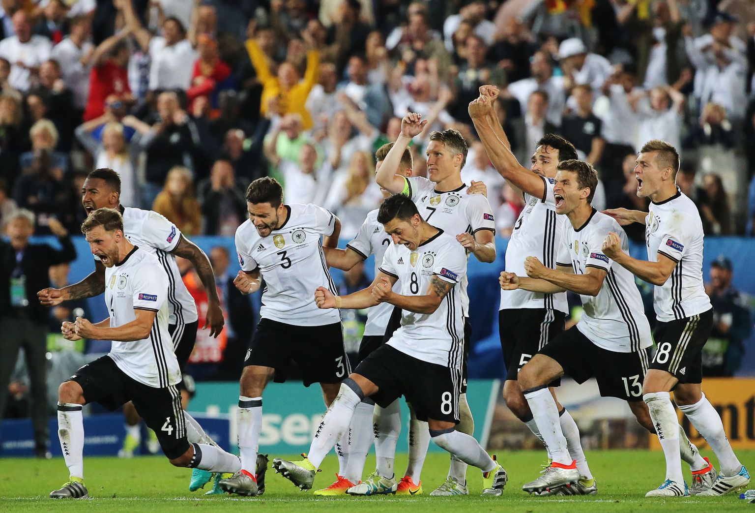 Saksamaa jalgpallikoondislased üheskoos tähistamas EMil poolfinaali jõudmist.