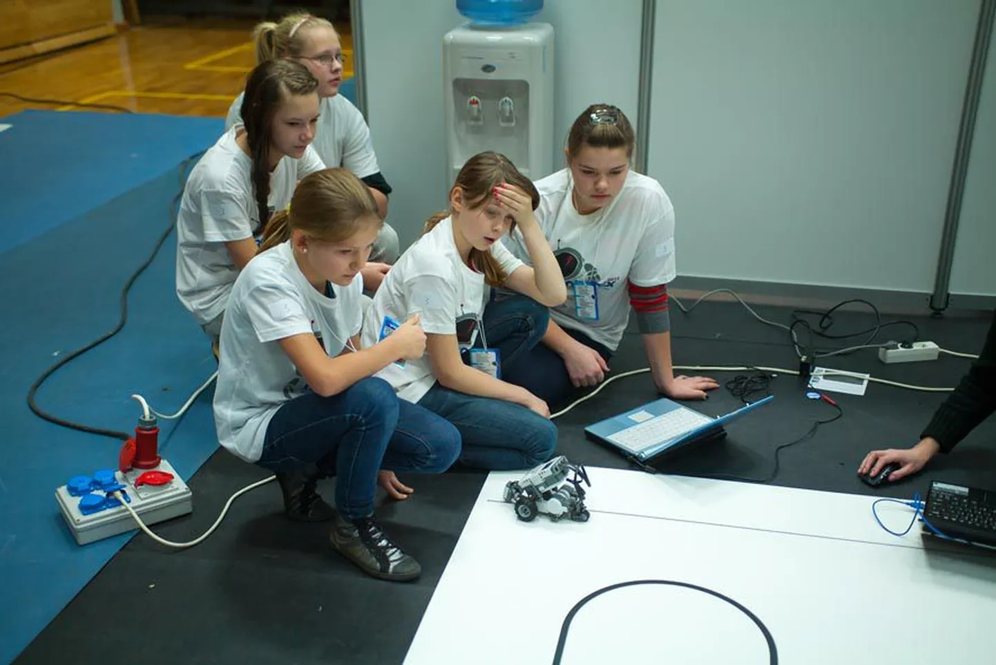 Koigi koolis tegutseva robootikaringi liikmed Marta Tull (vasakult), Karita Vaikjärv, Kerli Aasa, Stella Siilak ja Siive Kams osalesid Robotexi võistlusel esmakordselt. Ligi neljakümne võistkonna seas kahekümneviies koht saavutada polegi paha tulemus.