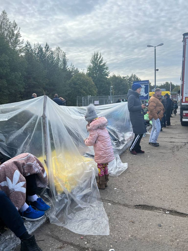 Очереди из украинцев на границах на выезд из России в ЕС. Октябрь 2022 года.