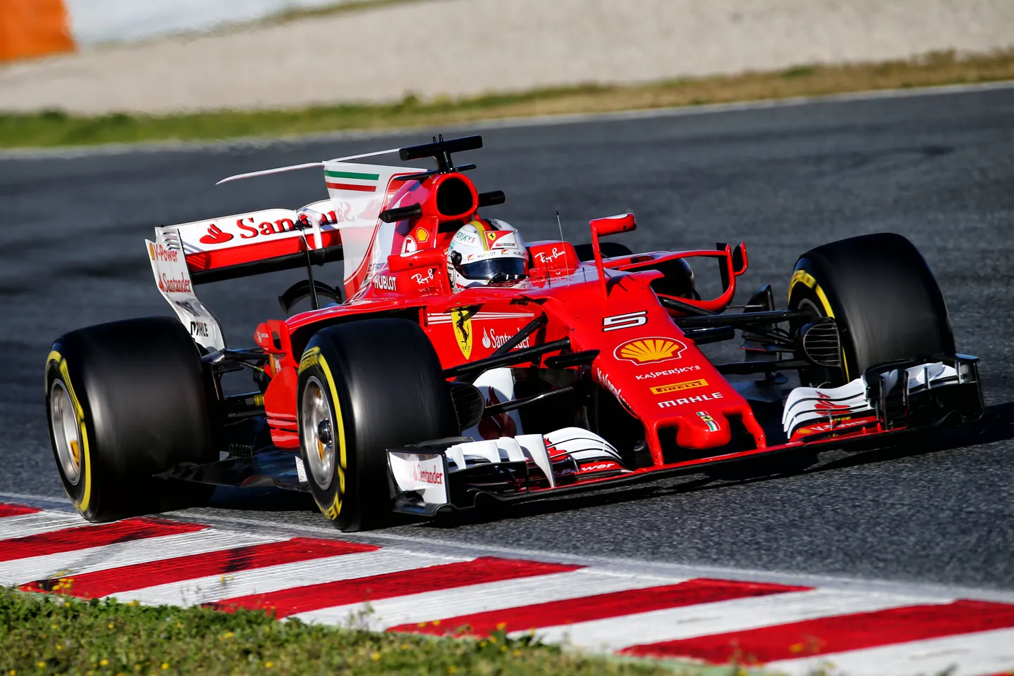 Sebastian Vettel Barcelona ringrajal Ferrari SF70H roolis.