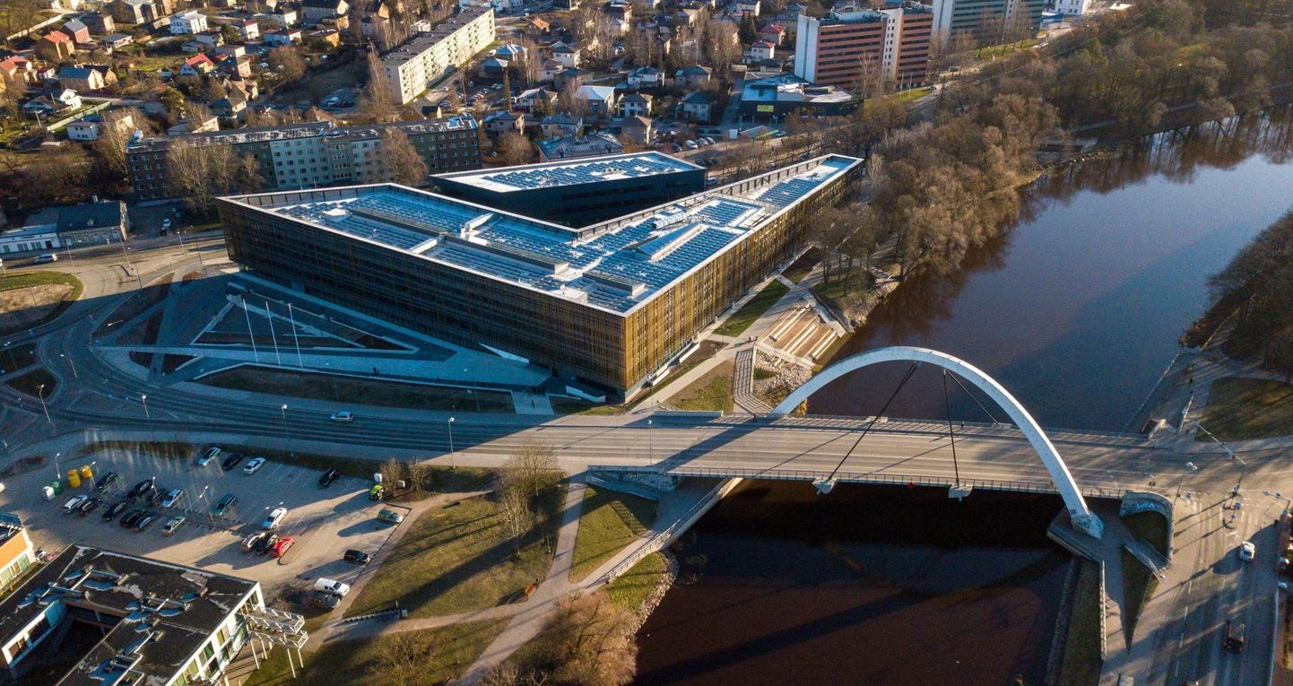 Tartu ülikoolile on praegusel kallil ajal suureks abiks Delta õppehoone katusel olevad päikesepaneelid.